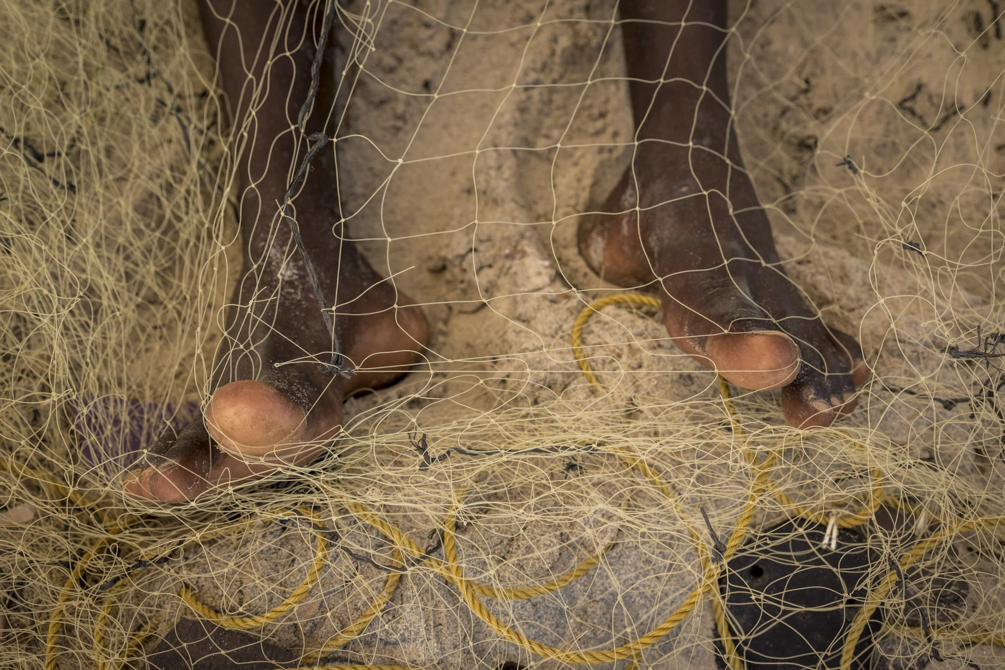 Local fishermen repairing fishing nets, Pemba, Cabo Delgado, Mozambique, 30/08/2016 © Dosfotos