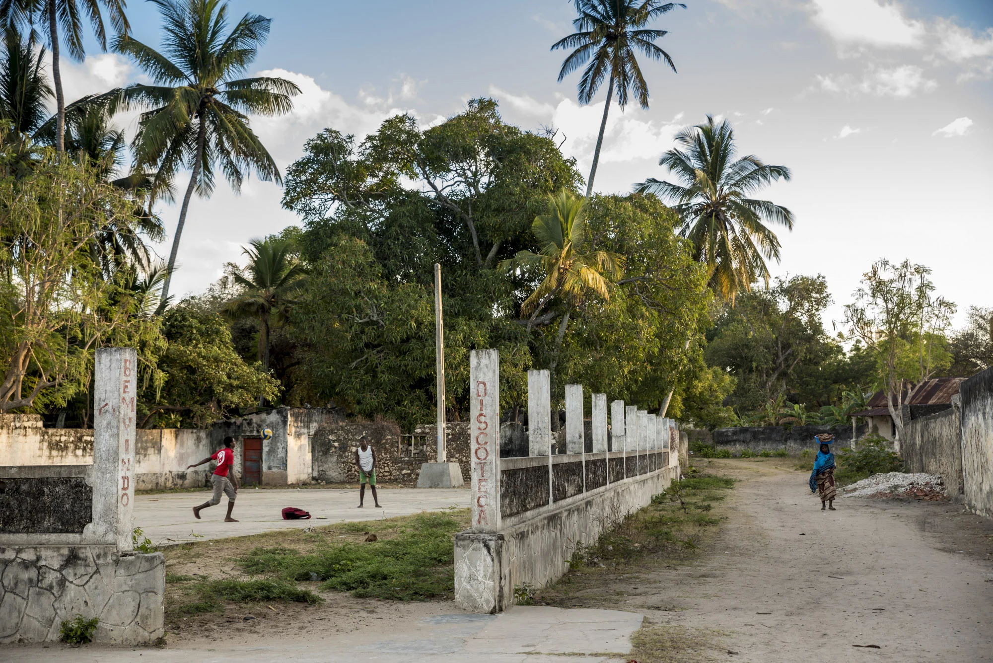 Local boys playing volleyball in Ibo Island, Quirimbas National Park, Cabo Delgado, Mozambique, 31/08/2016 © Dosfotos