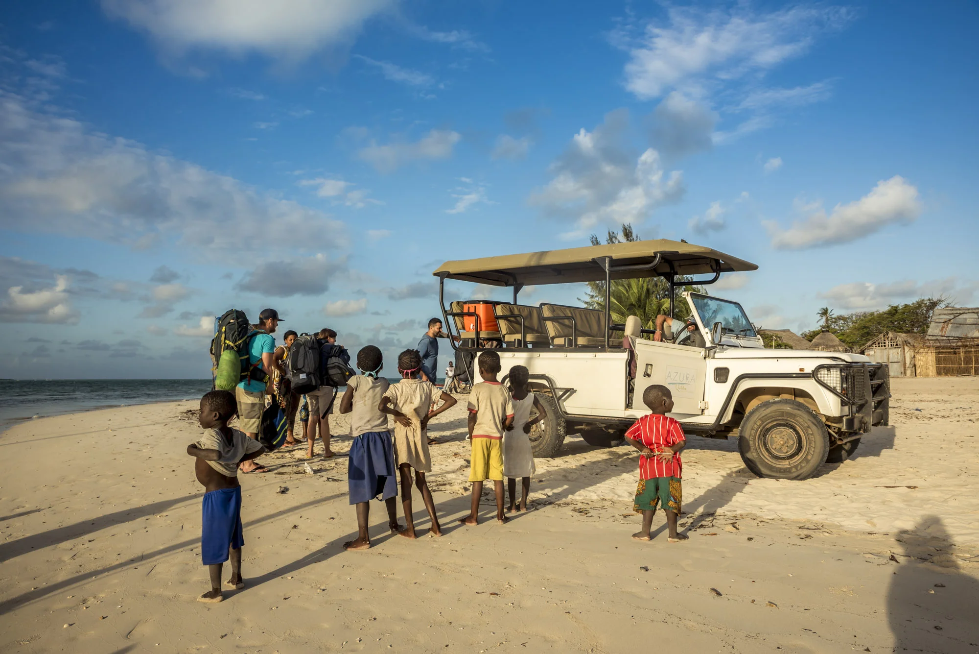 Kids watching a group of tourists arriving at Quirimba Island, Quirimbas National Park, Cabo Delgado, Mozambique, 31/08/2016 © Dosfotos