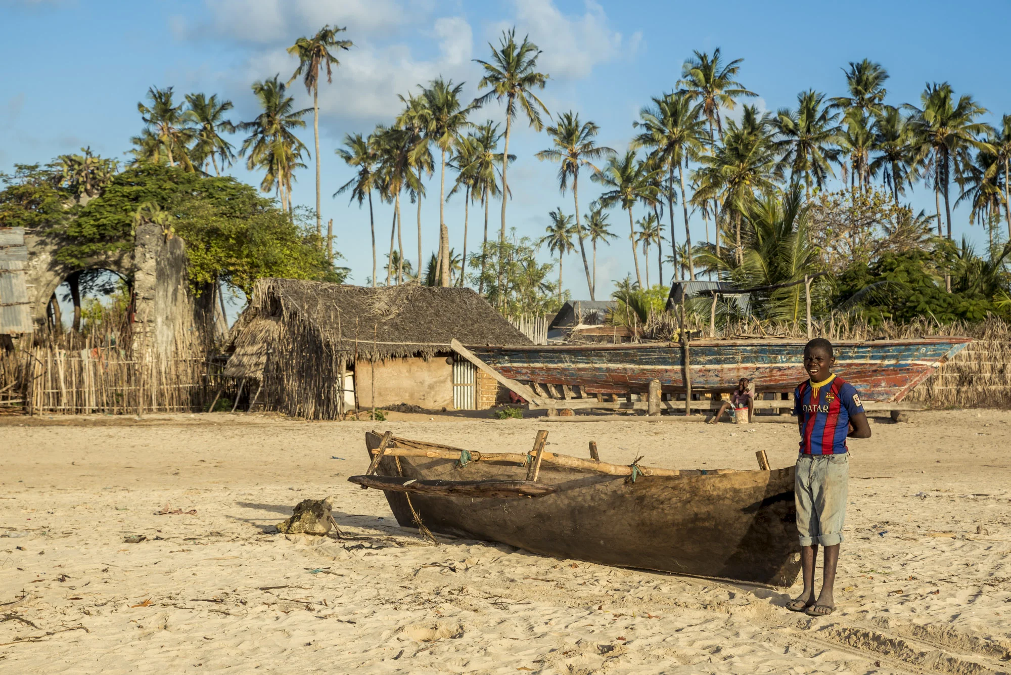 Local kid and boat, Quirimba Island, Quirimbas National Park, Cabo Delgado, Mozambique, 31/08/2016 © Dosfotos