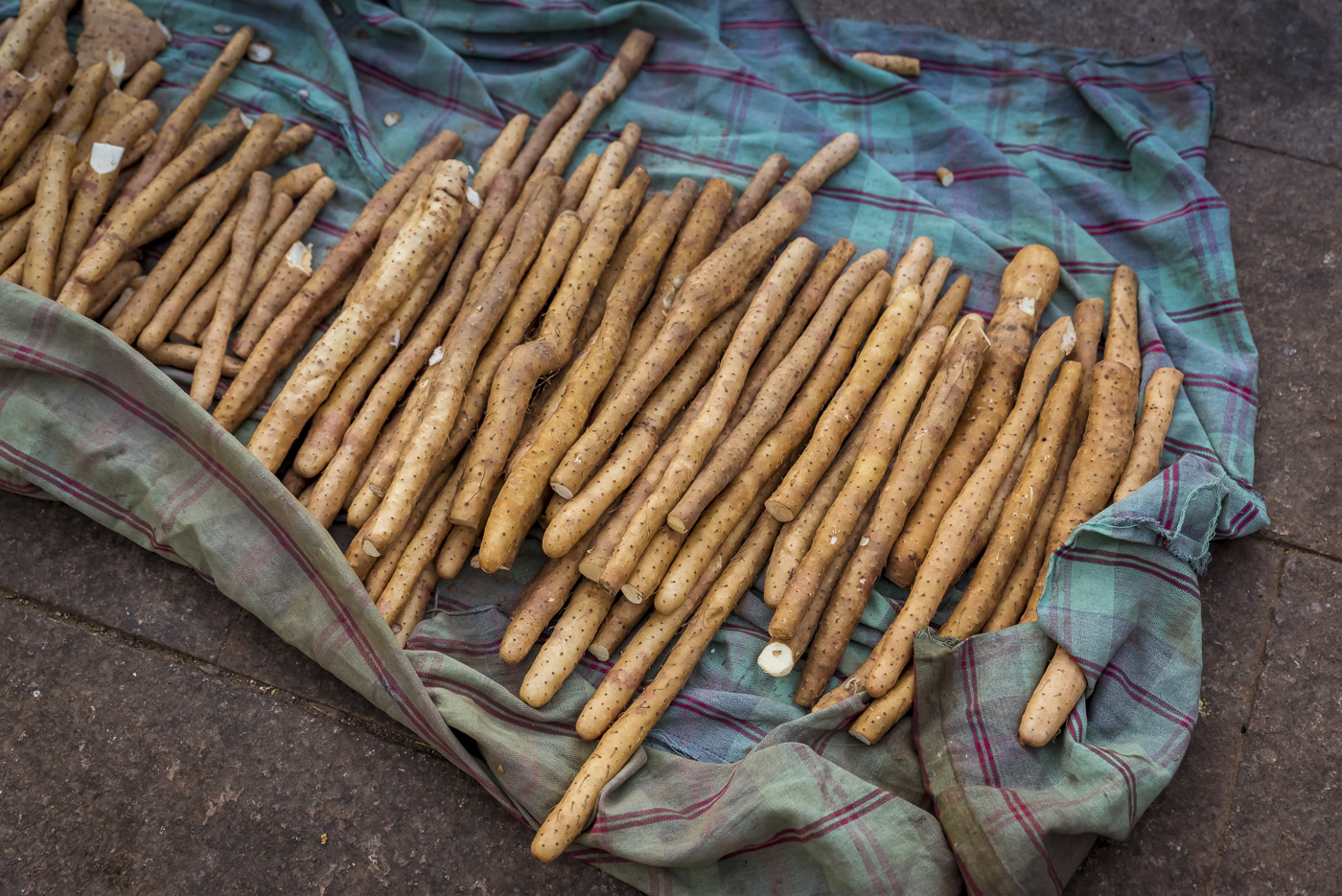 Chinese yam for sale, Beijing, China © Dosfotos