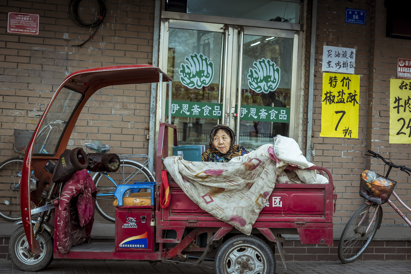 Old lady at the back of a vehicle in Datong, China © Dosfotos