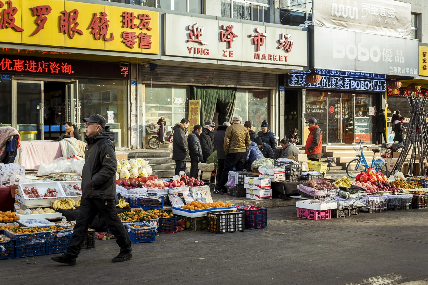 Street market in Datong, China © Dosfotos