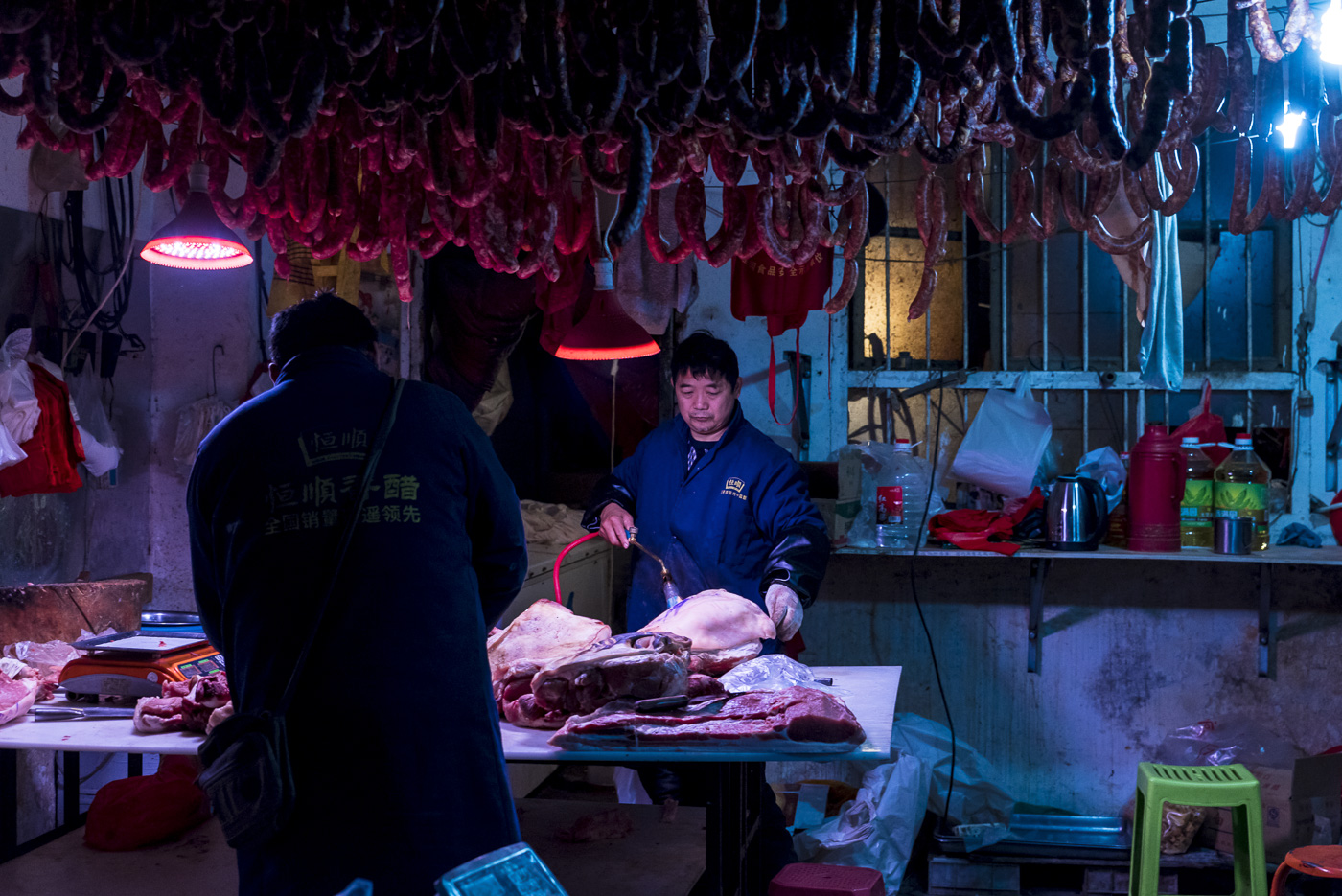Butcher preparing meat to be sold in Xian, China © Dosfotos