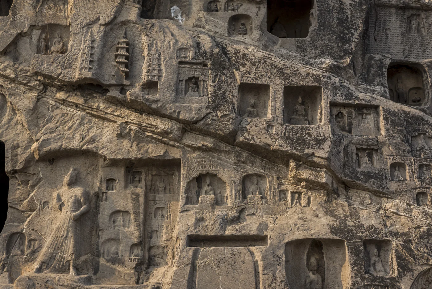 The Longmen Caves, some of the finest examples of Chinese Buddhist art housing tens of thousands of statues of Buddha and his disciples, Luoyang, Henan Province, China © Dosfotos