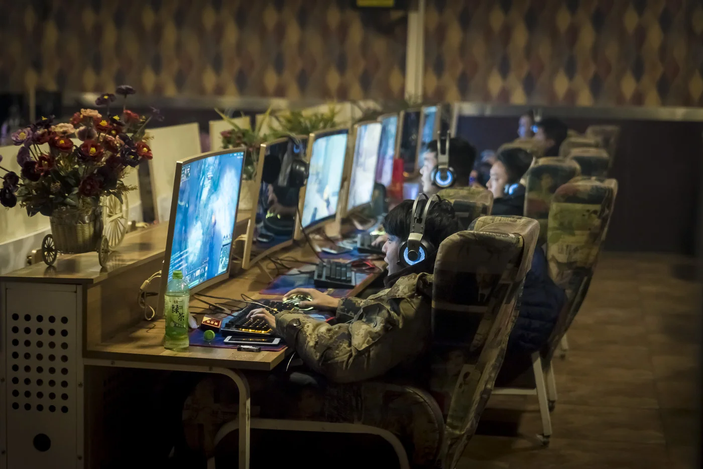 People playing video games in an internet cafe in Luoyang, Henan Province, China © Dosfotos