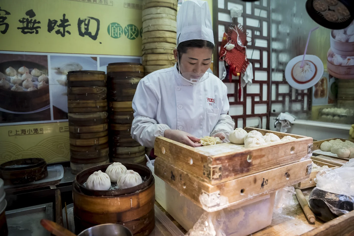 Nanxiang Bun Shop famous for its Xiao Long Bao or soup dumplings, Yuyuan, Shanghai, China © Dosfotos