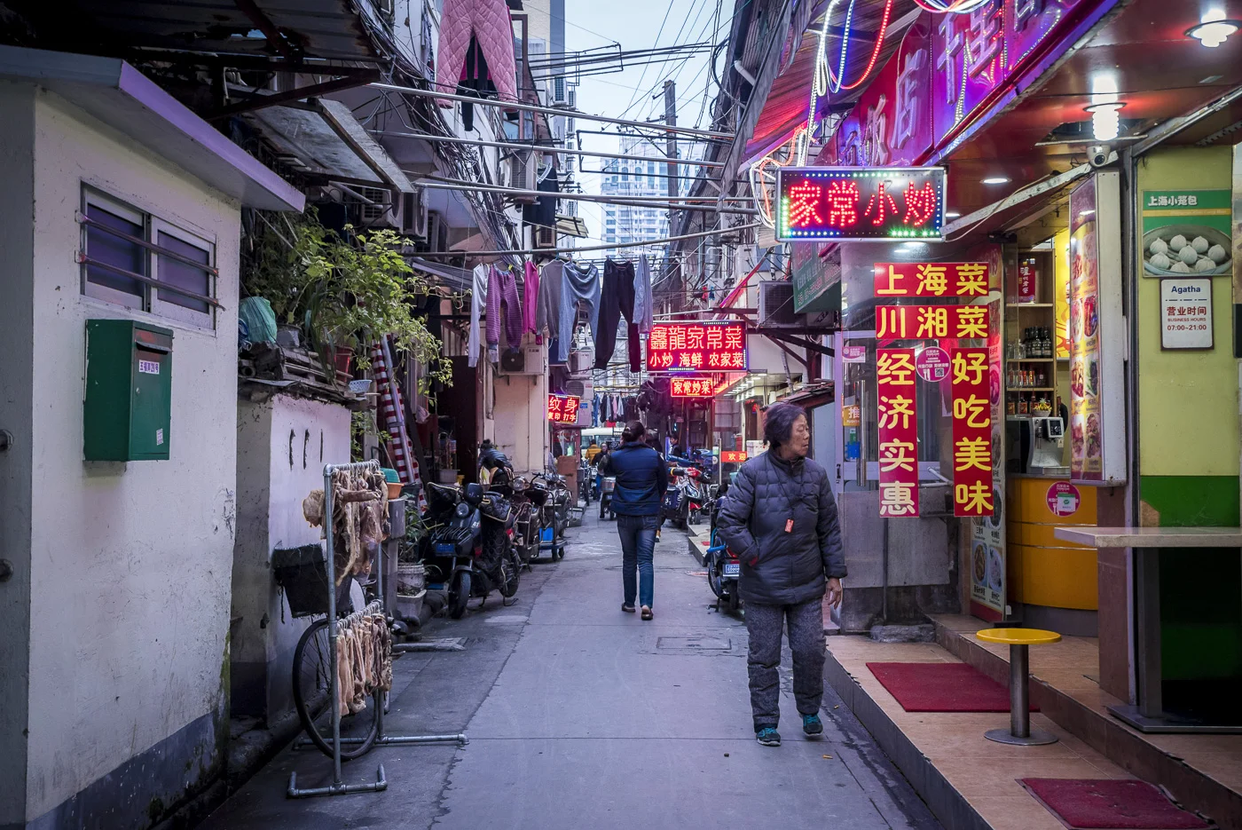Streets around Nanjing Road, Huangpu District, Shanghai, China © Dosfotos