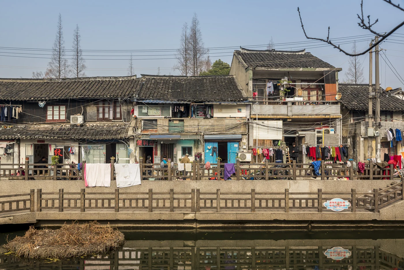 Chinese old houses overlooking the canal in Qibao Old Town, Minhang District, Shanghai, China © Dosfotos
