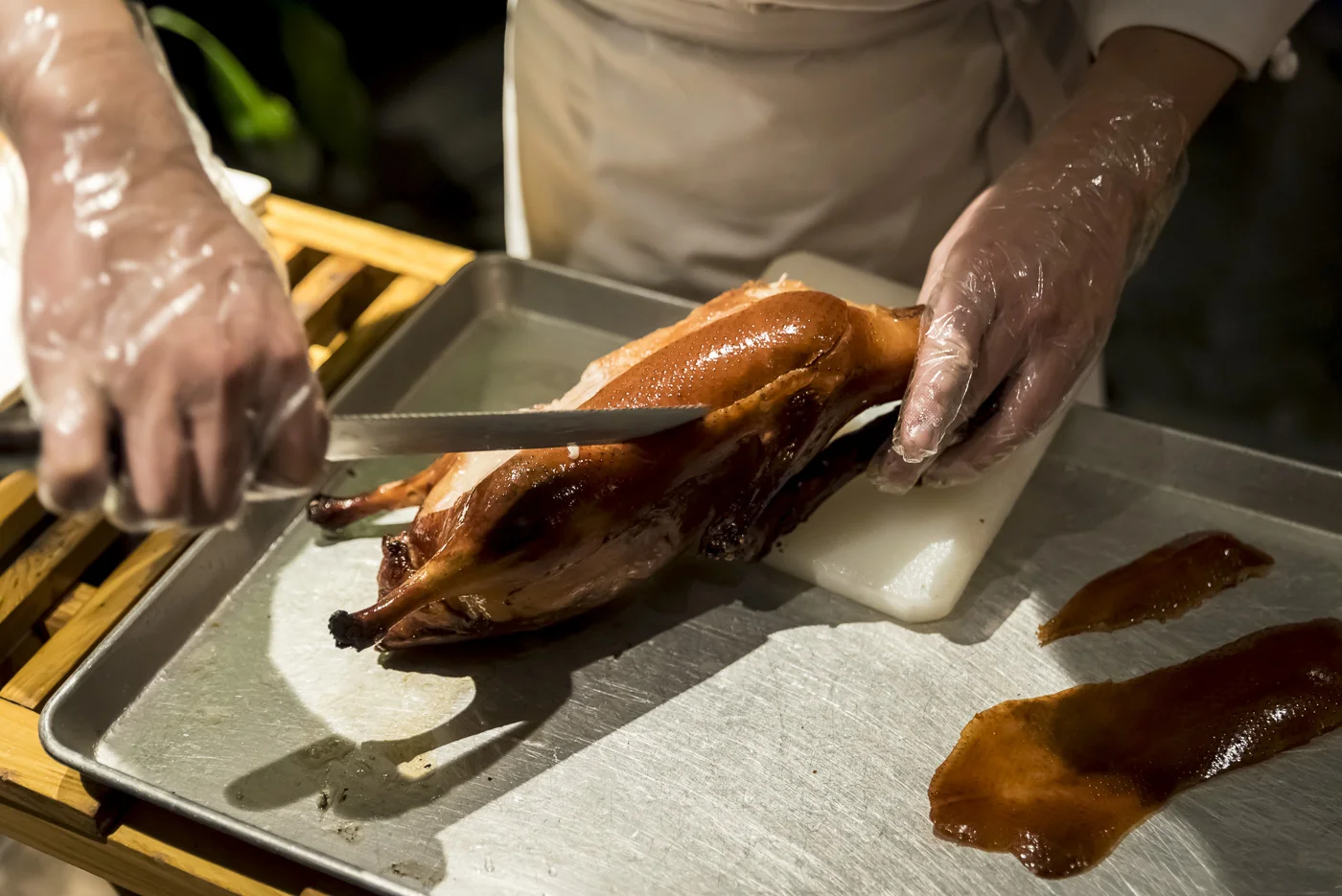 Waiter slicing the famous Peking duck, Beijing, China © Dosfotos