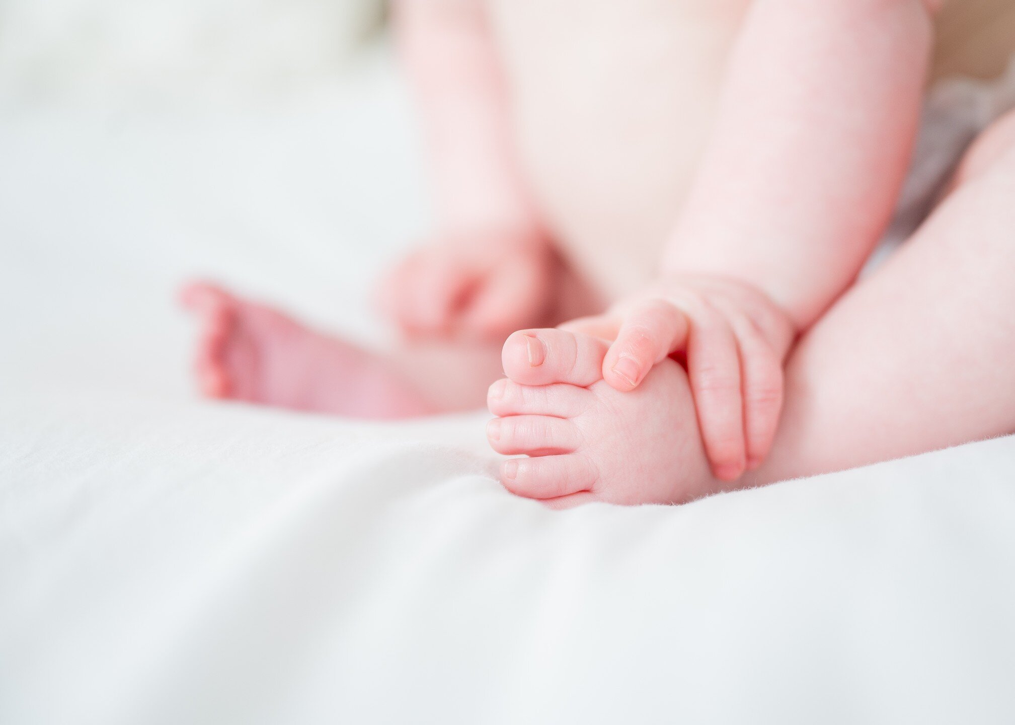 This sweet baby's mama came to me with this idea of a simplified and minimalist session, with a focus on all the raw curiosity and beauty of this infant stage. I couldn't love this more. ❤