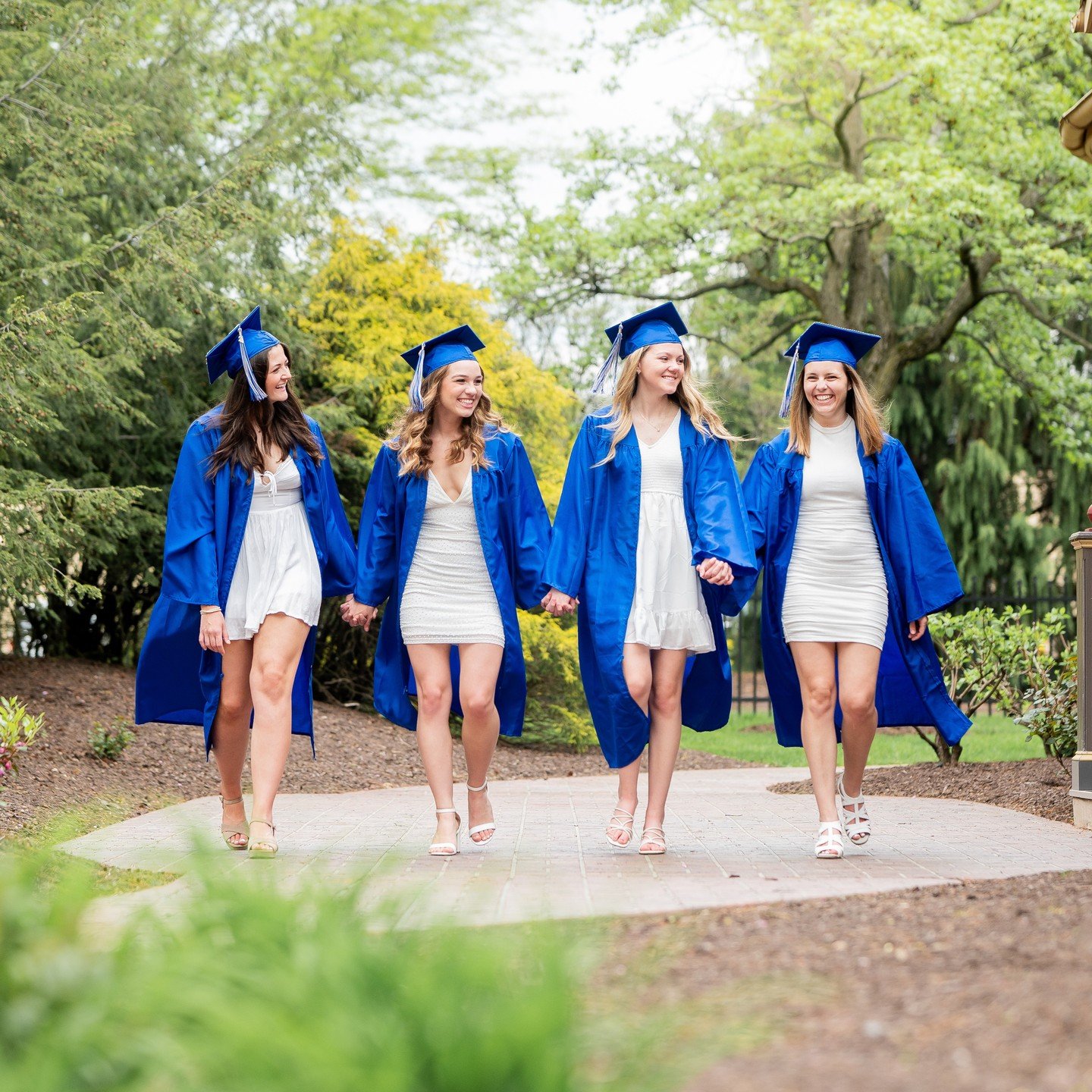 It's grad season! I dodged quite a few raindrops with this cute crew of dental hygiene students, but I love what we captured. Listerine sprays really took it to the next level! Congrats on your upcoming graduation! 🦷