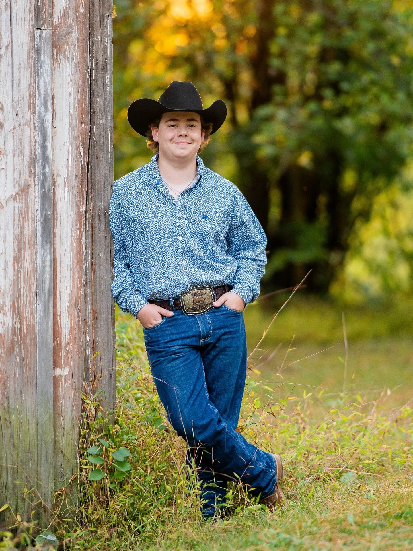The GOAT behind the goat 🐐🤠 
Timothy&rsquo;s senior session reflected his laid-back country vibe, complete with his truck, cowboy hat, and a goat!