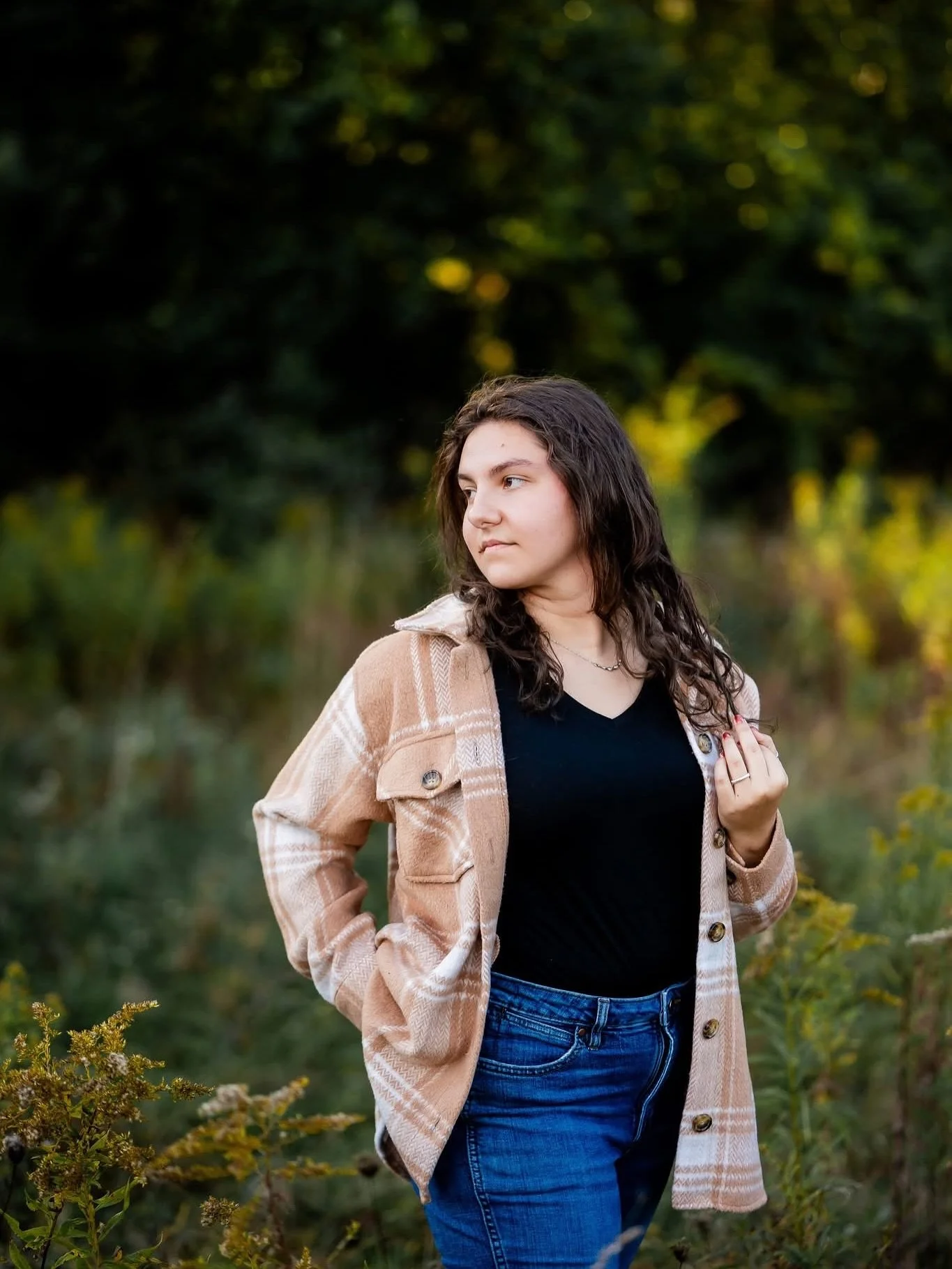 From hay bales to puppy snuggles (and sweet moments with her boyfriend), Samantha&rsquo;s senior session was pure country charm.