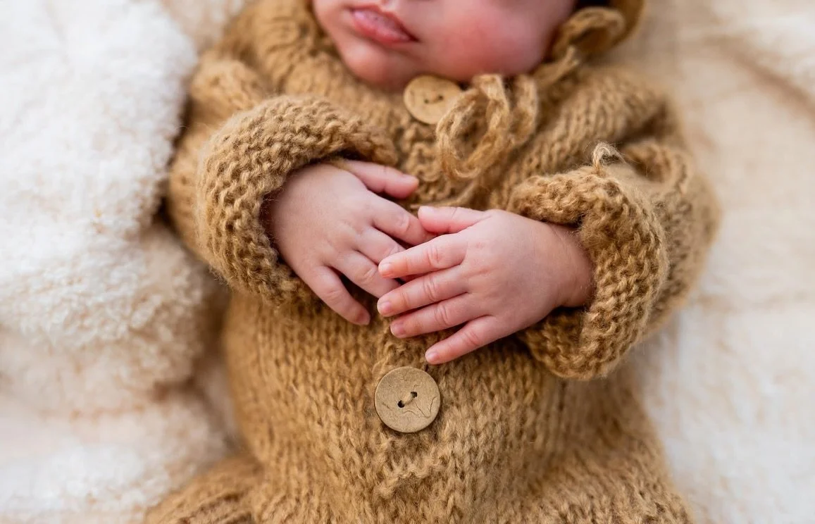 Some stories begin a little earlier than expected. 🤍 This precious guy was born two months ago, and this weekend marks his due date. Loved capturing these quiet moments at home with the family who loves him so much.