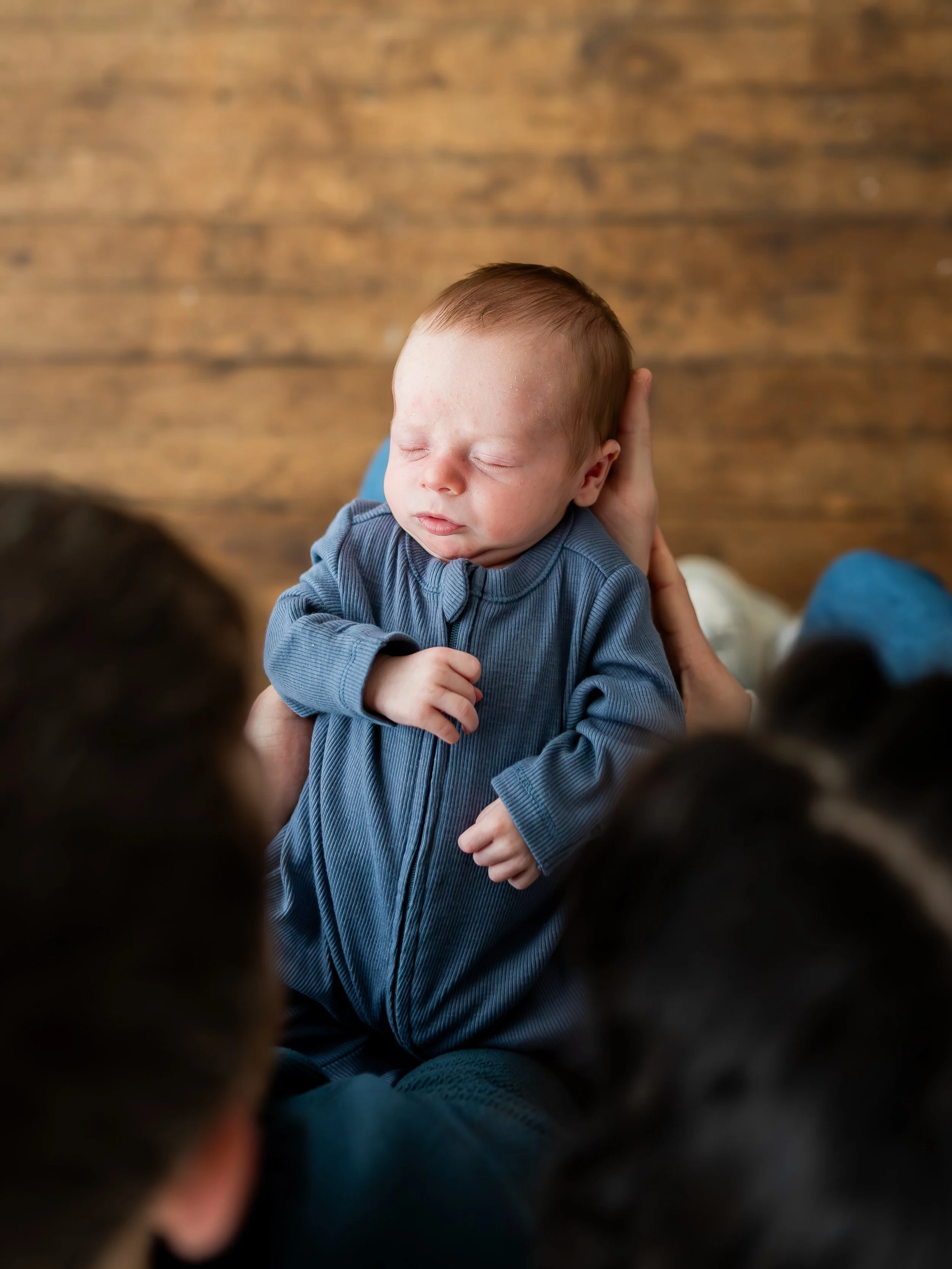 A cozy studio session for the sweetest new family of three. 🩵