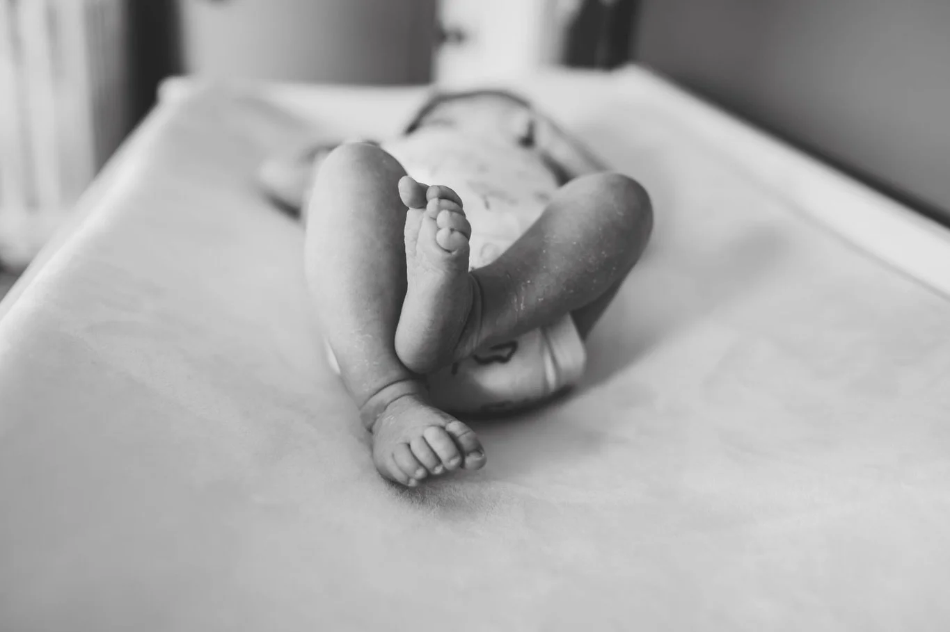 There is nothing quite like an in-home lifestyle session to capture the new, beautiful rhythm of welcoming a sweet new addition to the family. 🤍