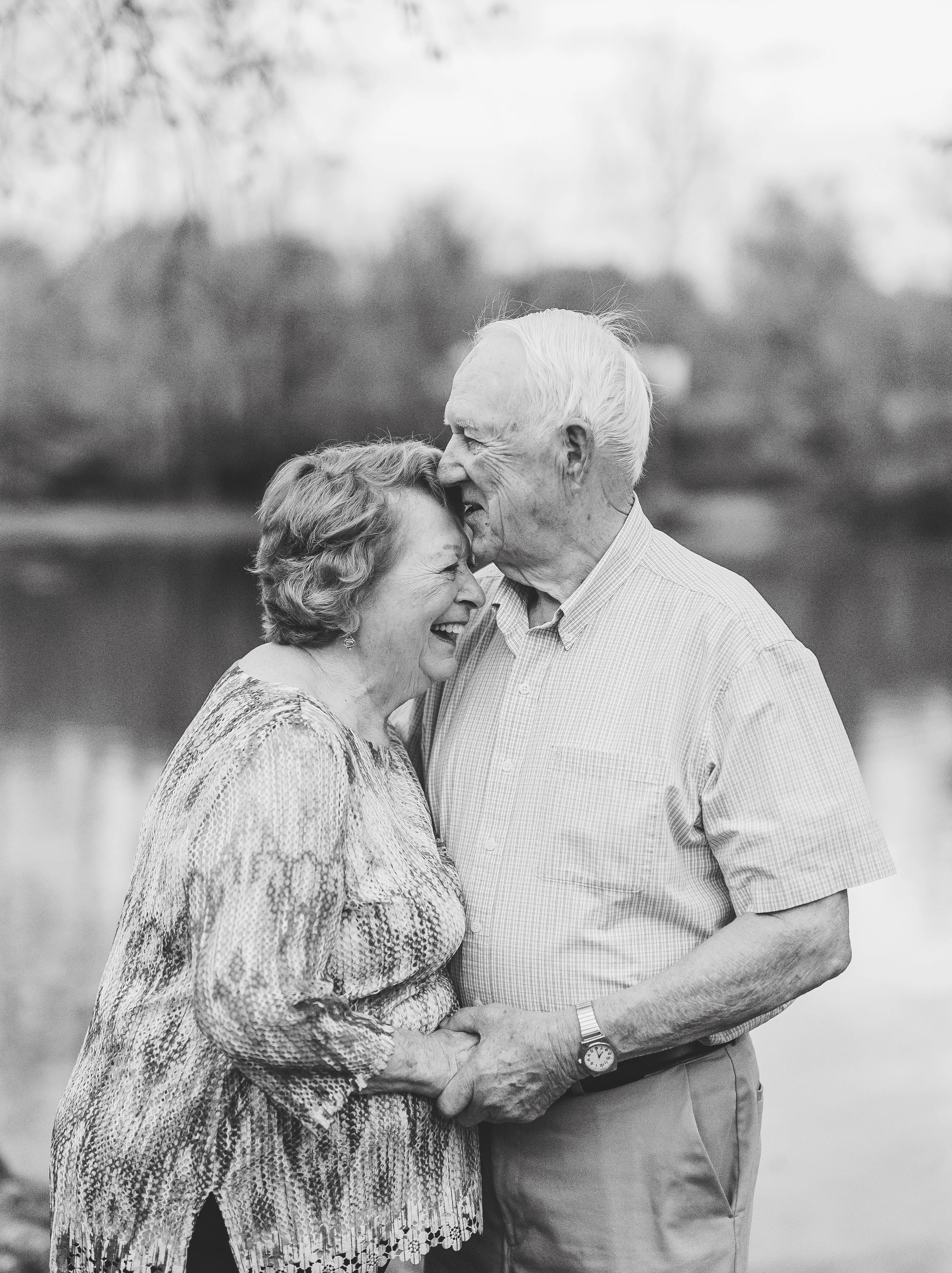 williamsport extended family photography husband and wife cuddling
