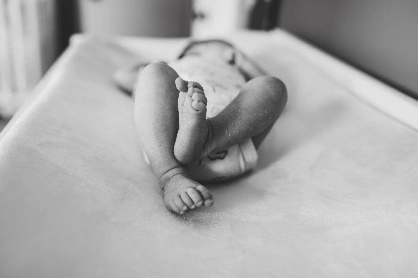 There is nothing quite like an in-home lifestyle session to capture the new, beautiful rhythm of welcoming a sweet new addition to the family. 🤍