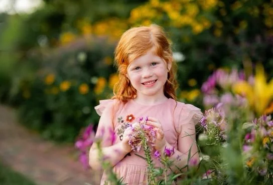 There&rsquo;s something pretty magical about summertime extended family sessions. I know these summer visits will become an integral part of their core memories far their adulthood. Ice cream sundaes on the porch, afternoons spent in the backyard poo