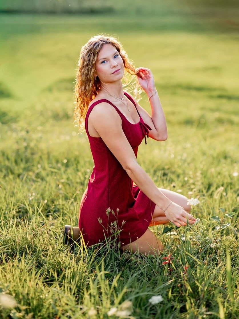 Sierra definitely understood the assignment. 👏 
Her family farm was the perfect backdrop for her senior session &mdash; the creek, wide-open vistas, barns, her kitty, and an incredible sunset. 

Everywhere we turned, there was another gorgeous spot 