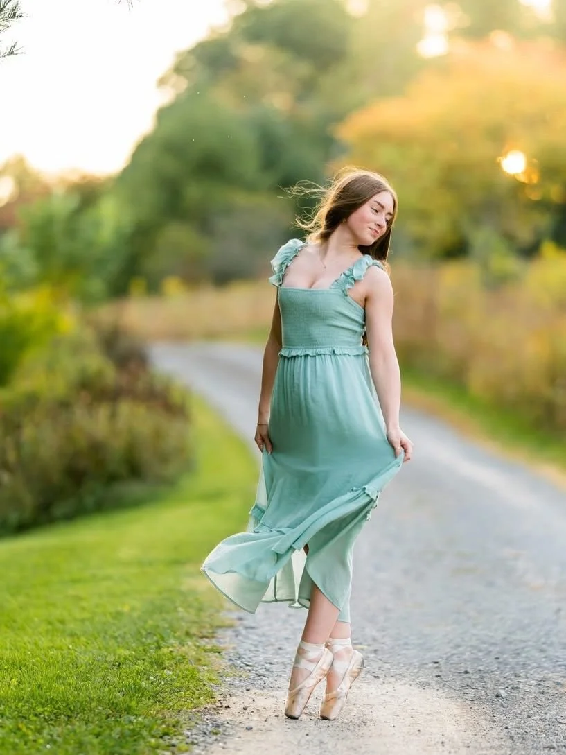 Ava&rsquo;s senior session was full of fall blooms, pretty golden light, and some ballet. 🩰  Loved that she incorporated her very first recital costume into her photos &mdash; such a sweet detail. And seriously, how gorgeous is she?! 🤍