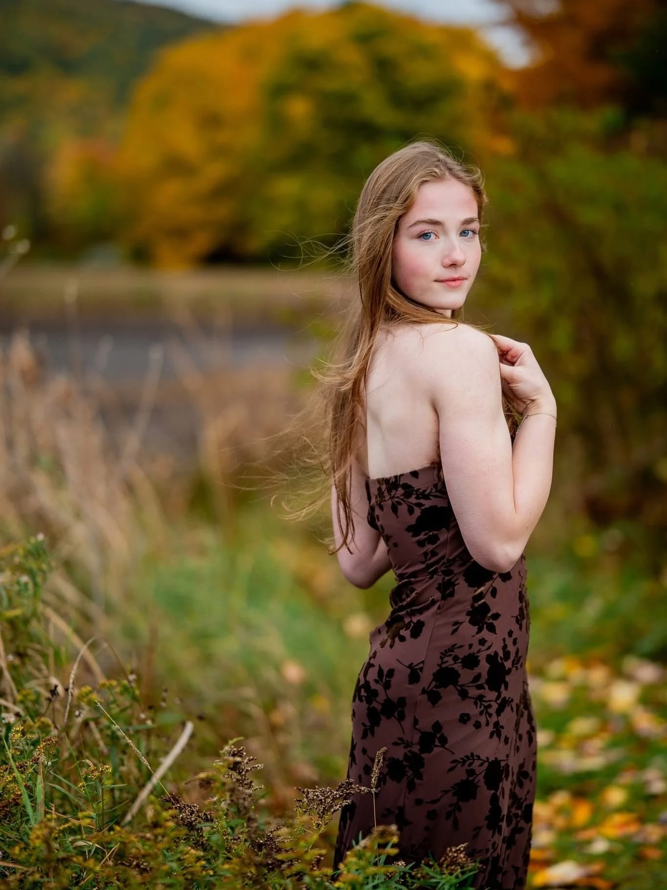 Mackendra is the third and last senior in her family I&rsquo;ve photographed, and the weather made sure her session was memorable! 🤎 Intense wind, rain, sunshine, mud &mdash; we had it all! This stunning girl was so calm and gorgeous through every b