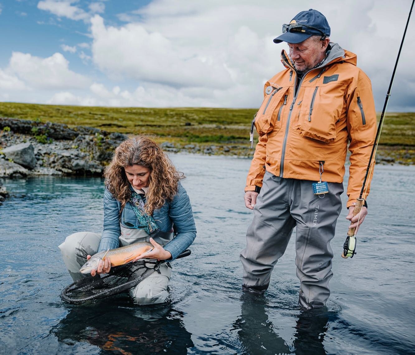 Iceland Fly Fishing 2022, Day 2! After a quick breakfast at the lodge, we departed with @oligudmundsson17 on the hunt for Arctic char. Our first stop gave us the chance to sight-fish; strike indicators were used, but nearly every fish I caught was wa