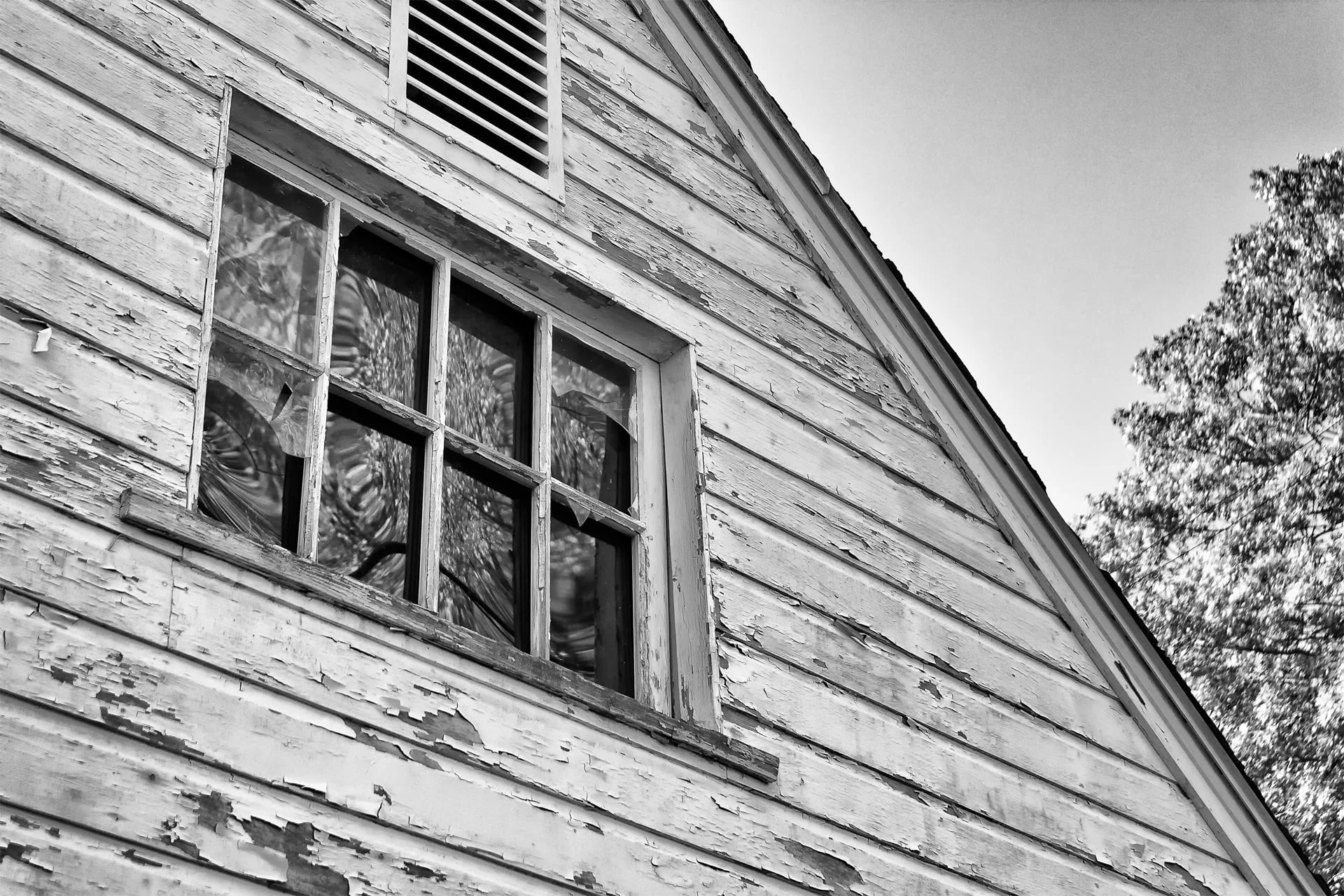 Here is a garage window ISO 200 EF-S18-55mm f5 in Madison Heights.