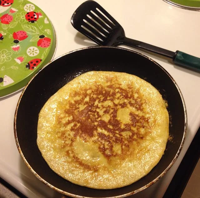 My first flour-free pancake! One banana + 2 eggs and voila!
