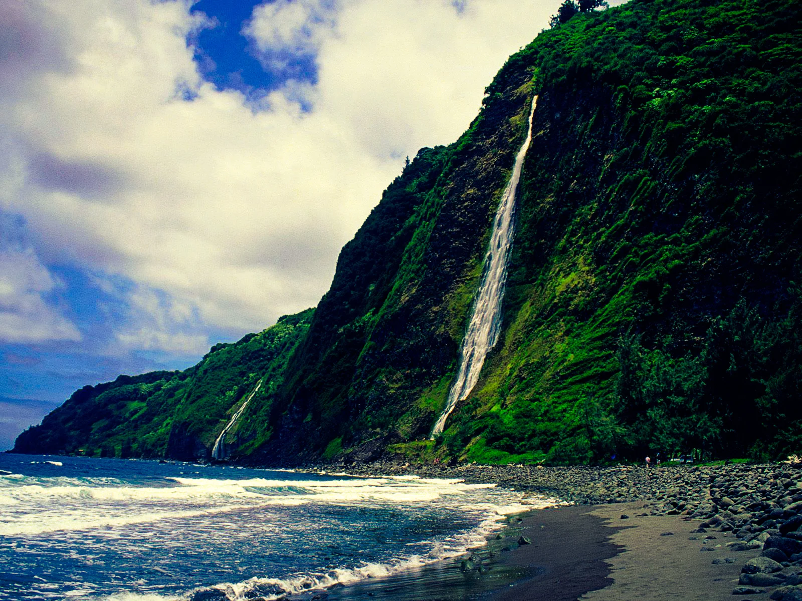Kaluahine-Waterfall-Waipio-Valley-HI_edited.jpg