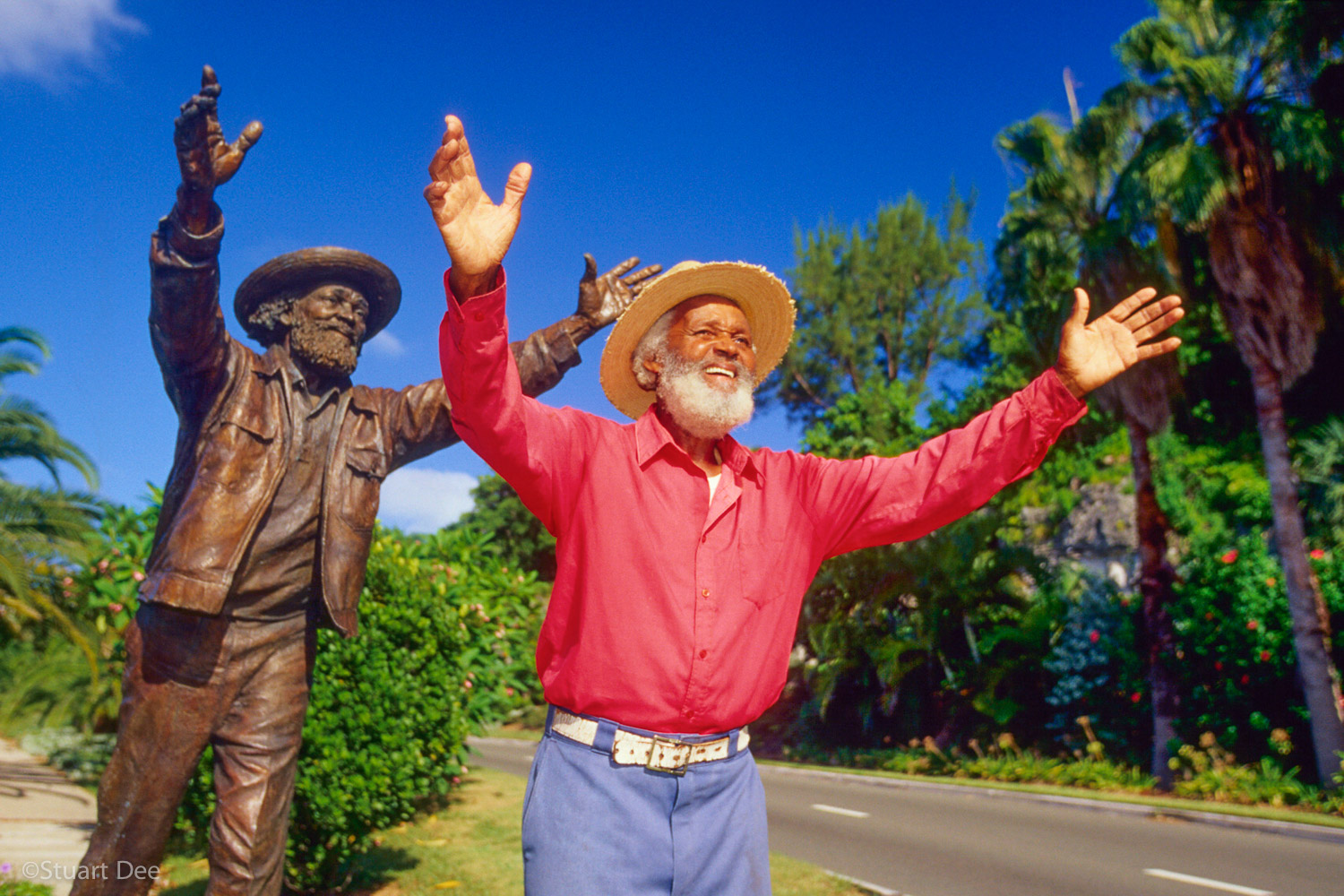  Johnny Barnes with his statue, Bermuda  R 