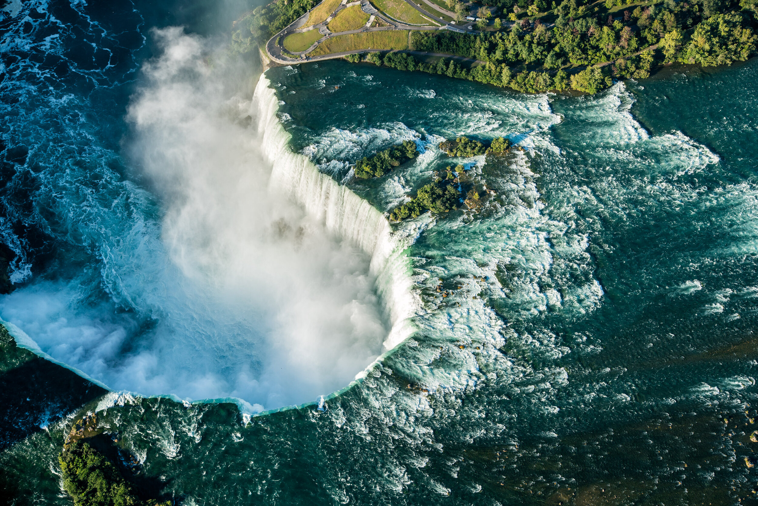 Между какими озерами ниагарский водопад. Ниагарский водопад Канада. Ниагарский водопад подкова Канада. Гидроэлектростанция на Ниагарском водопаде. Ниагарский водопад Онтарио.