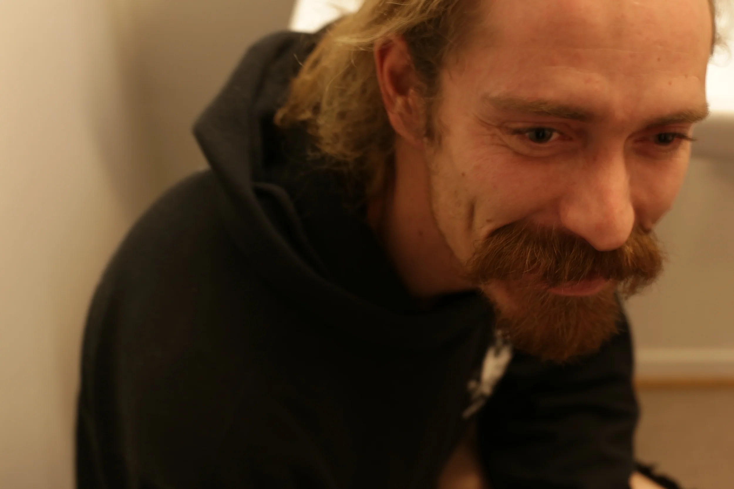 A happy man getting a tattoo by Linnéa Sjöberg/SALONG FLYTTKARTONG during the opening of High on Low-Life, 2014