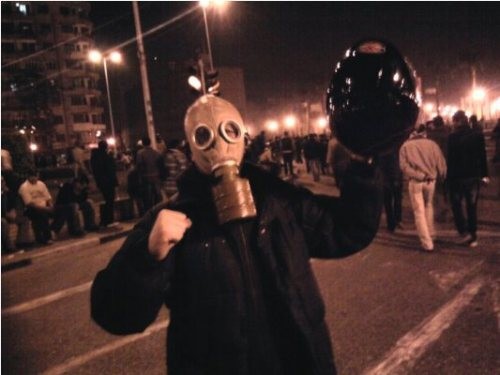 Ahmed Basiouny med gasmask under revolutionen .