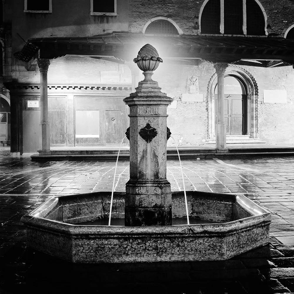 Fountain at night, Venice 40x40 cm, Edition of 6 60x60 cm, Edition of 7 80x80 cm, Edition of 7 120x120 cm, Edition of 5