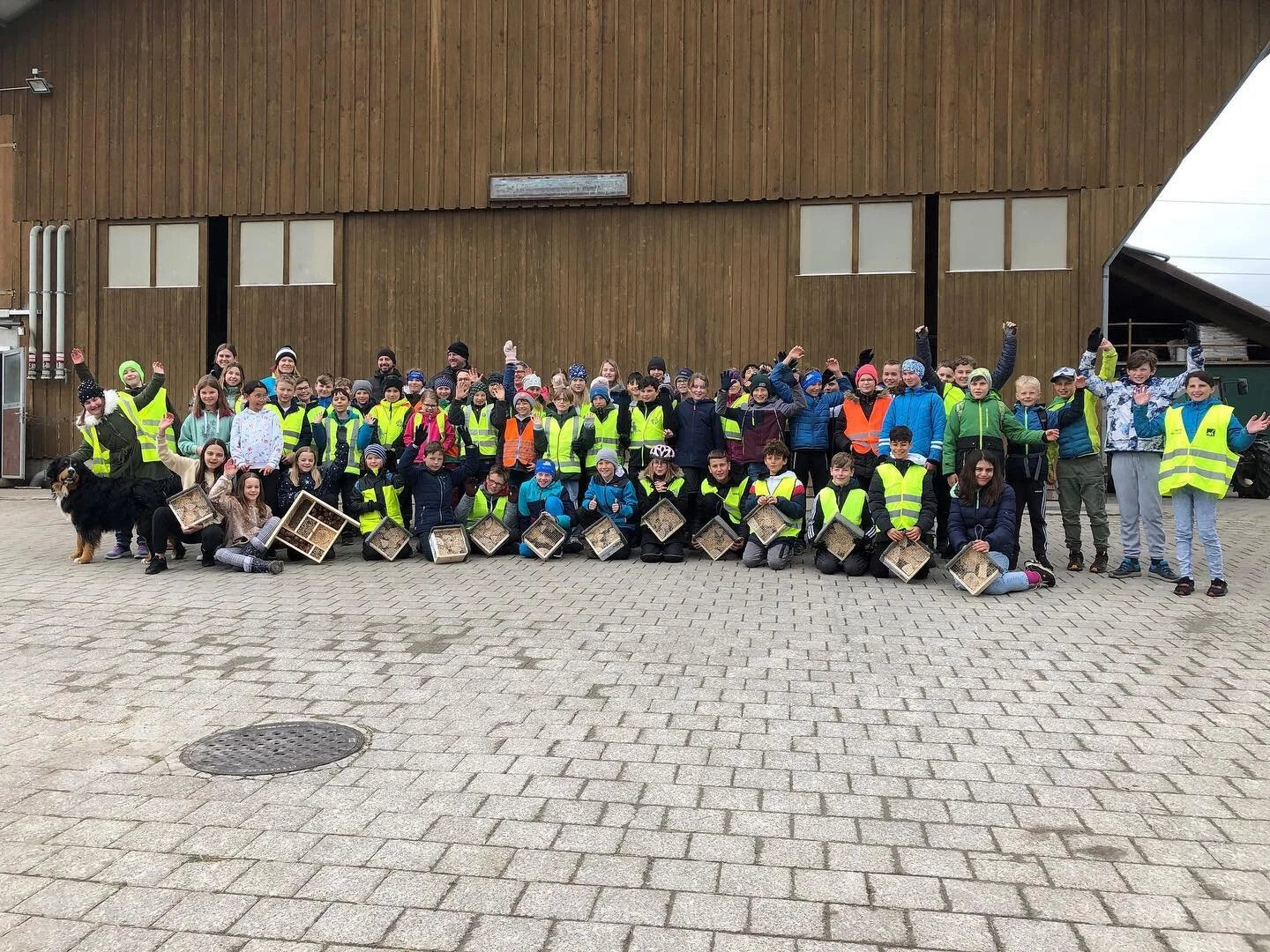 Schon seit 1 Jahr sind die von uns gesponserten und von den Sch&uuml;lern selbst hergestellten Bienenh&auml;user in #oberb&uuml;ren und Umgebung anzutreffen&hellip; #k&uuml;minmetallbauag #fleissigesbienchen #fleissigwiediebienen #sponsoring @gemeind