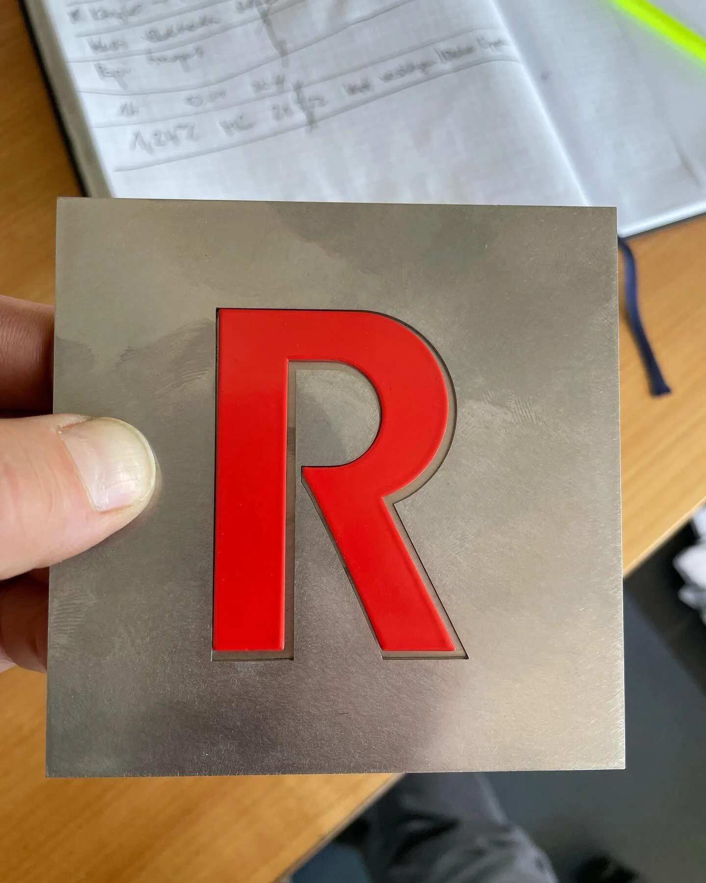 Von der Bemusterung bis zur Montage&hellip; Schon mal bei der Raiffeisenbank oberb&uuml;ren auf den Boden geschaut? #k&uuml;minmetallbauag #spezialanfertigung #metallbau #raiffeisenbank @trunzwirth #oberb&uuml;ren