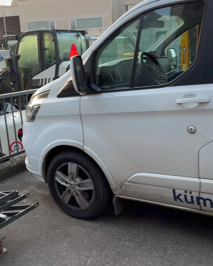 Unsere Montageautos sind alle wieder startklar&hellip; Sommerbereifung, neue Ladefl&auml;che, Neue Krankiste, Luftwiderstand Verringerung made in Switzerland&hellip; #k&uuml;minmetallbauag #montagebus