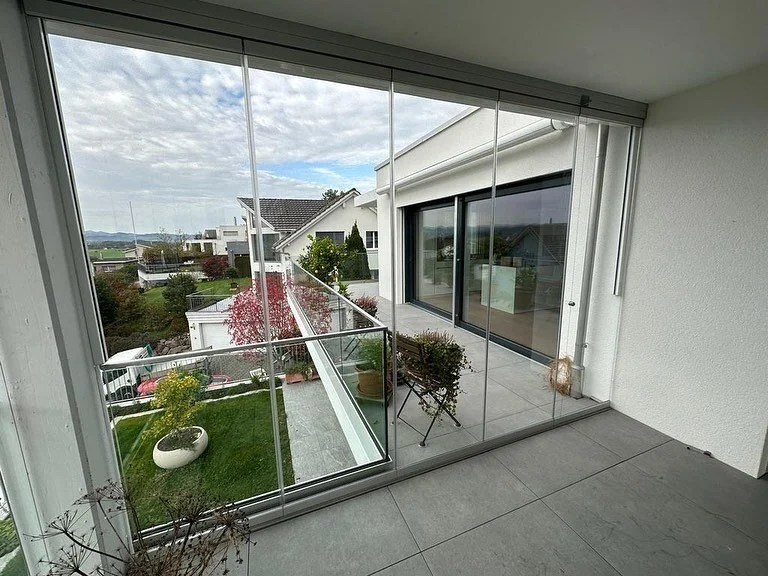 #schiebeverglasung #drehschiebeverglasung #glasgel&auml;nder alles auf einer Baustelle montiert. #k&uuml;minmetallbauag #verglasungen #zuckenriet