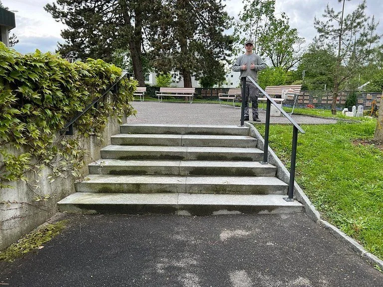 Auch unser 1.Jahr Lernende durfte ein #gel&auml;nder herstellen.  #handlauf aus Flachstahl selber gebogen, an T-Profil geschweisst und nach der lackierung Montiert. 👍👌🏻 #wirbildenzukunft  #k&uuml;minmetallbauag #absturtzsicherung @gbs.metallbau @m