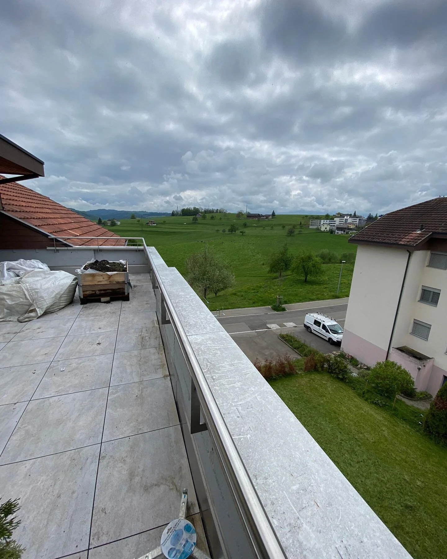 Tolle Arbeit unseres 2. Jahr Lerneden.  Selbst hergestellt und montiert. 👌🏻👍 #k&uuml;minmetallbauag #metallbauarbeiten #metallbau @gbs.metallbau #wirbildenzukunft #handlauf  #absturtzsicherung @siskaverwaltungsag