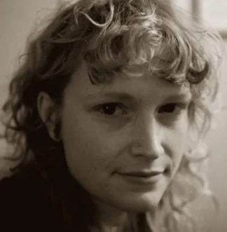 ACTOR Emily Rea is an artist and actor living and working in Philadelphia. She has studied at La Sorbonne in Paris and received her BFA from the University of Pennsylvania. She was wi nner of the 2013 and 2014 Fine Arts Award in Sculpture and 3-Dimensional Design at the University of Pennsylvania. Her work has been shown at the Charles Addams Fine Arts Gallery in Philadelphia. She has acted in several short films by Jay Jadick and Dylan Hansen-Fliedner, including dive (2013). Her work can be seen here . 