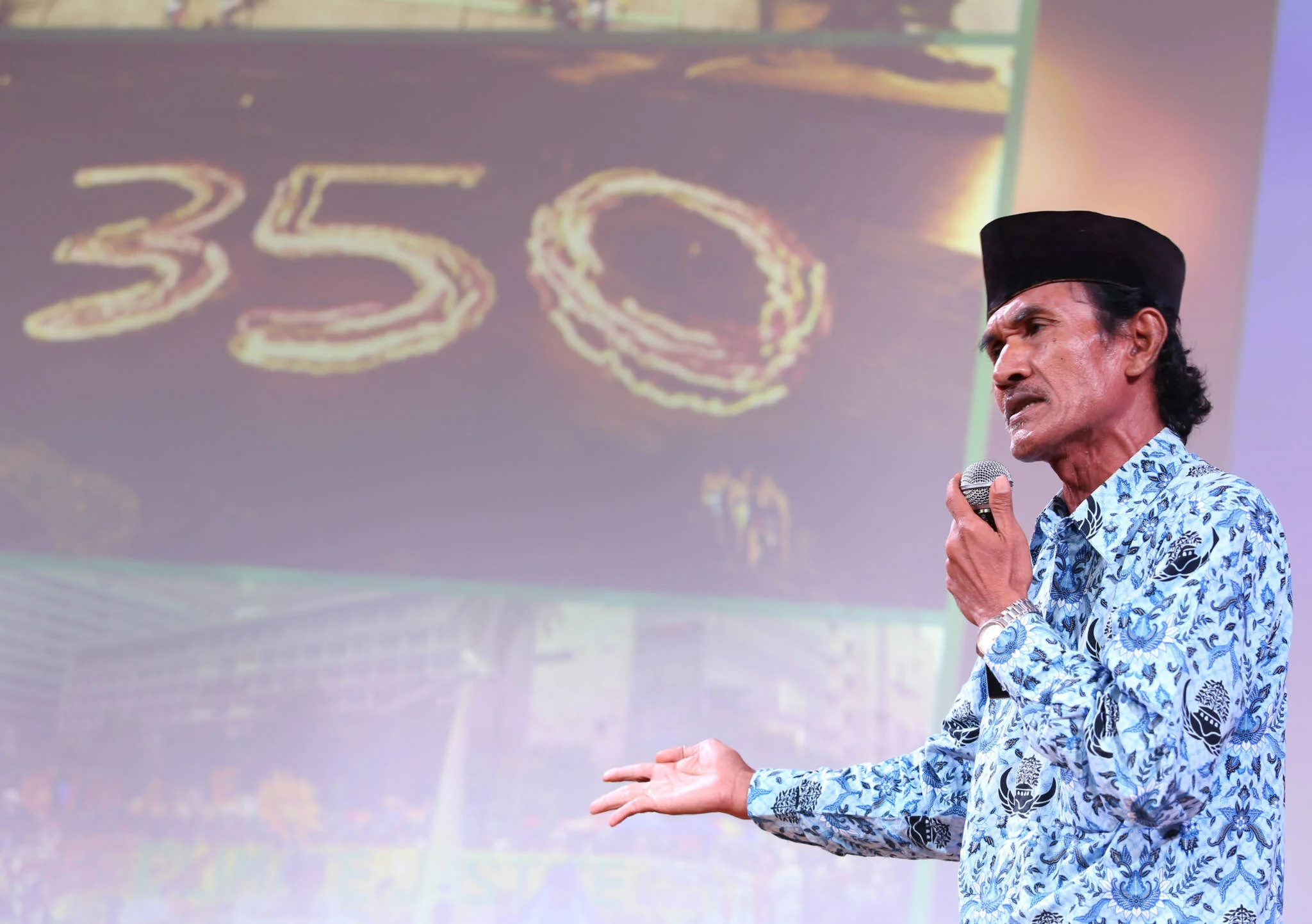 Domo sharing his story at an event for Global Divestment Day in 2018. Photo credits: Malahayati