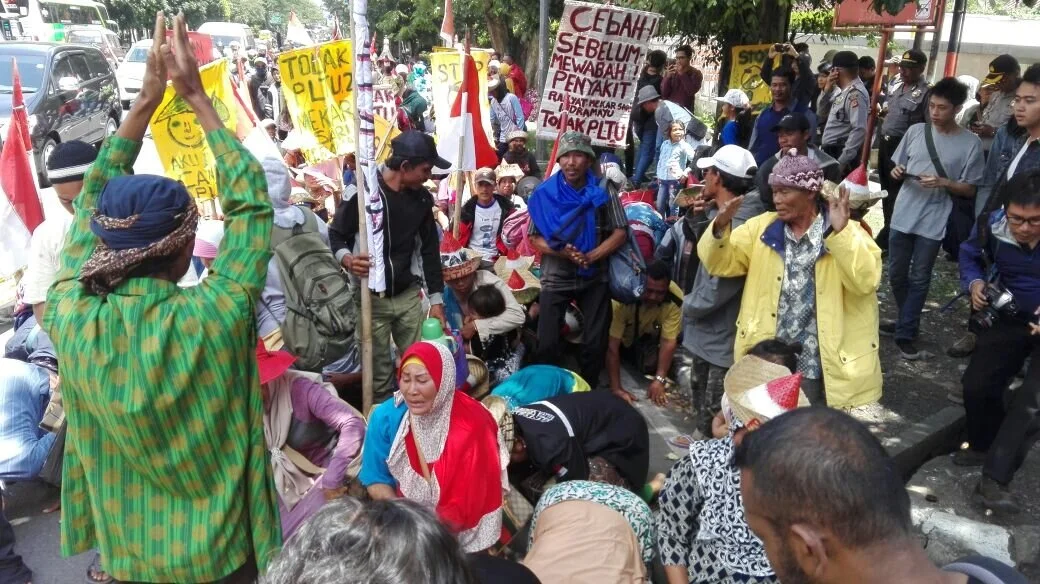JatAyu protest against the proposed of the second Indramayu coal power plant expansion in front of Bandung Administrative Court in 2017. Photo credits: WALHI