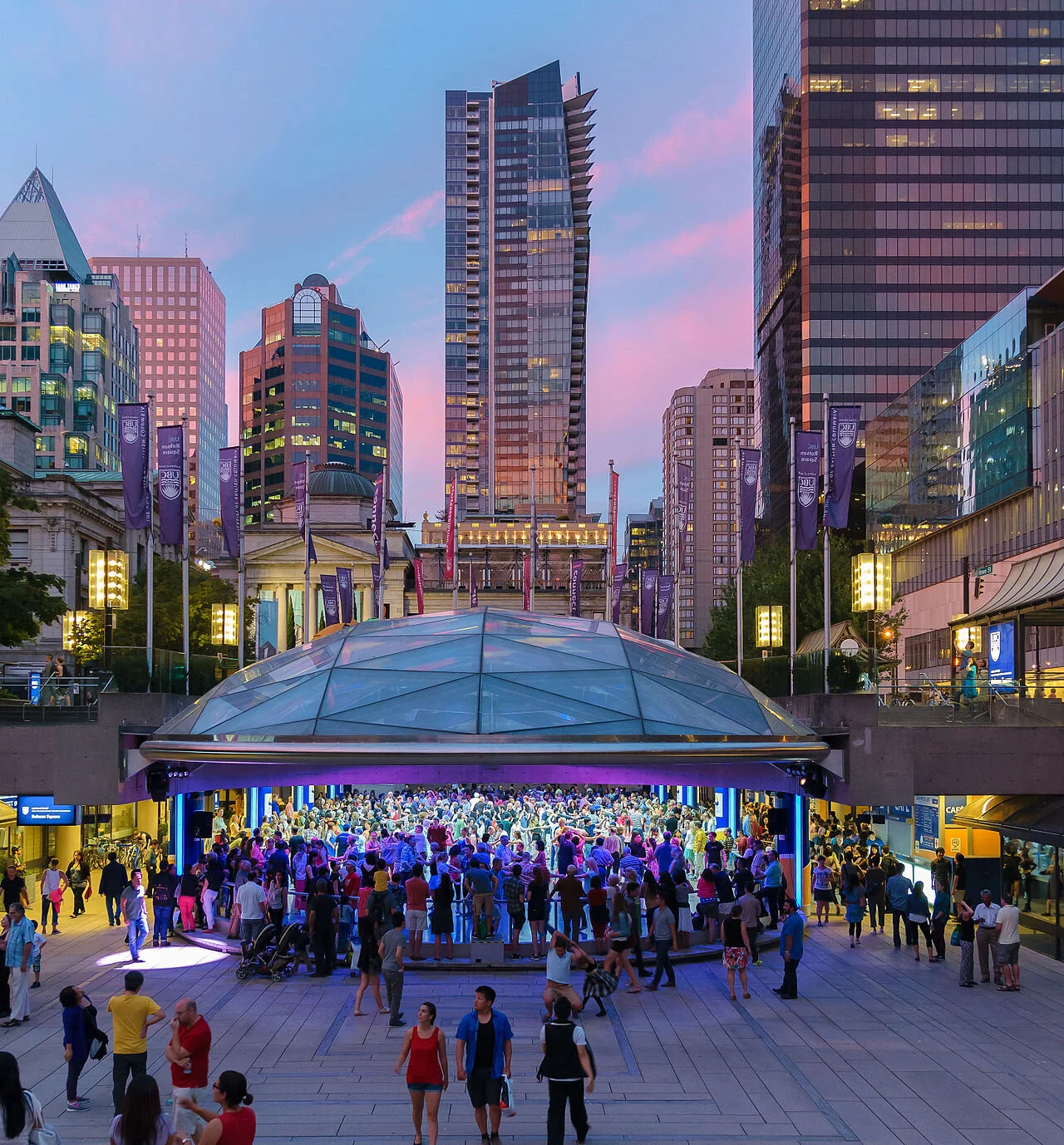 Robson Square, Vancouver. Xicotencatl / CC BY-SA 4.0 (https://creativecommons.org/licenses/by-sa/4.0)