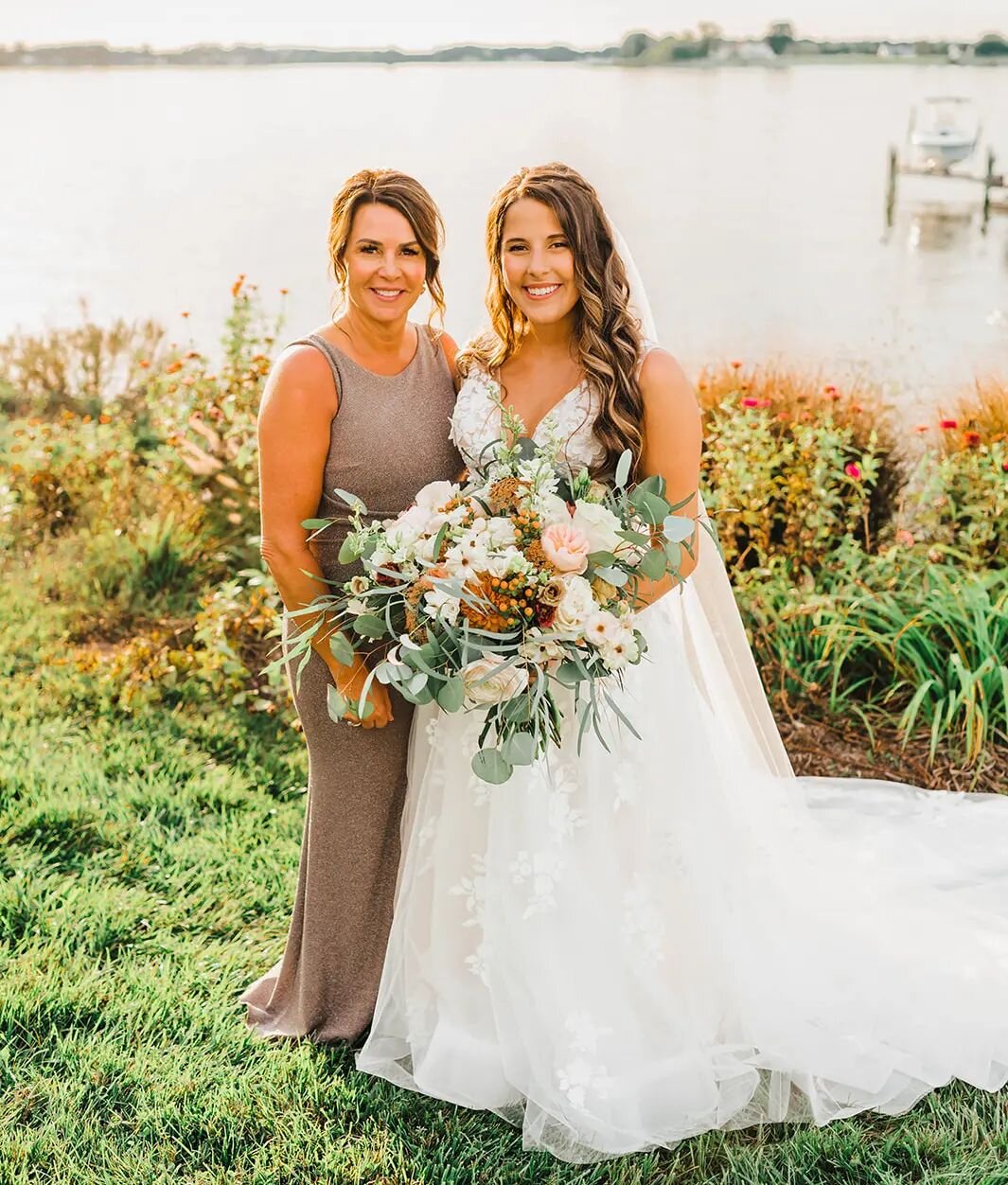 I love a beautiful mom and daughter portrait 💗 
📷 @hannahsmithphotography 
💄#naturalmakeupchic