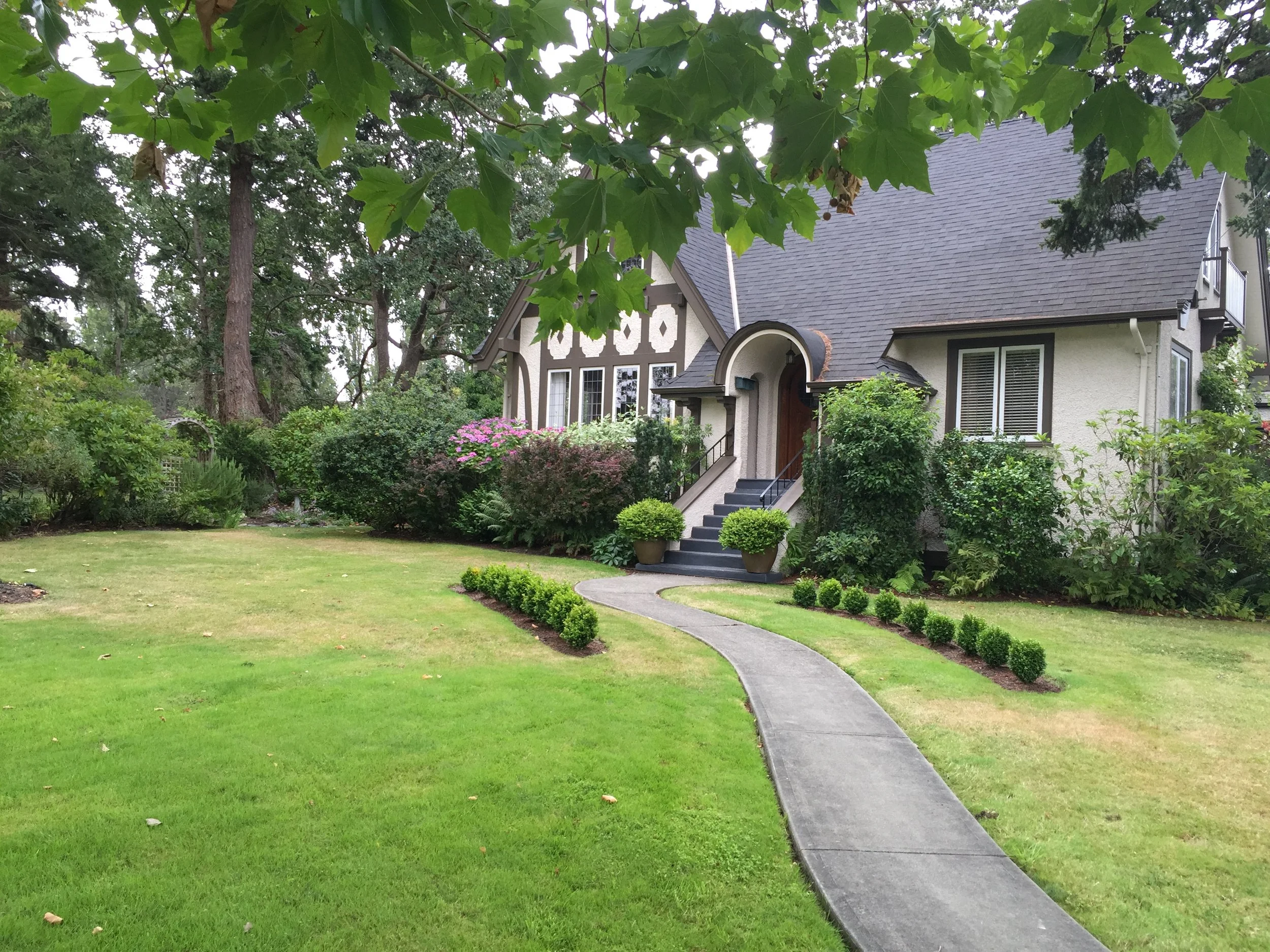 One of the lovely houses in my neighbourhood. August 2016