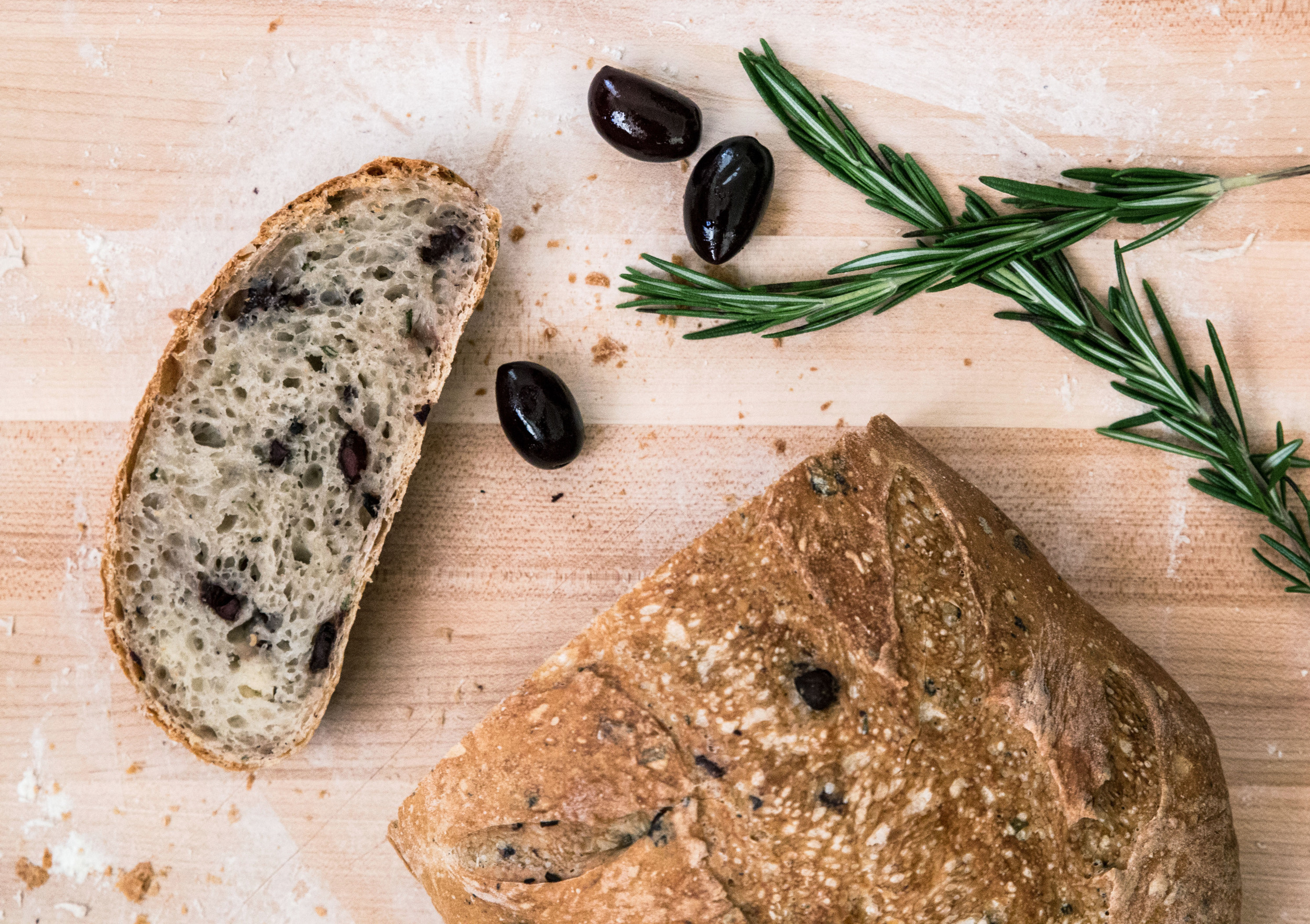 Черный хлеб простейшие рецепты. Хлеб с маслинами. Хлеб со специями. Хлеб "греческий". Греческий хлеб с оливками.