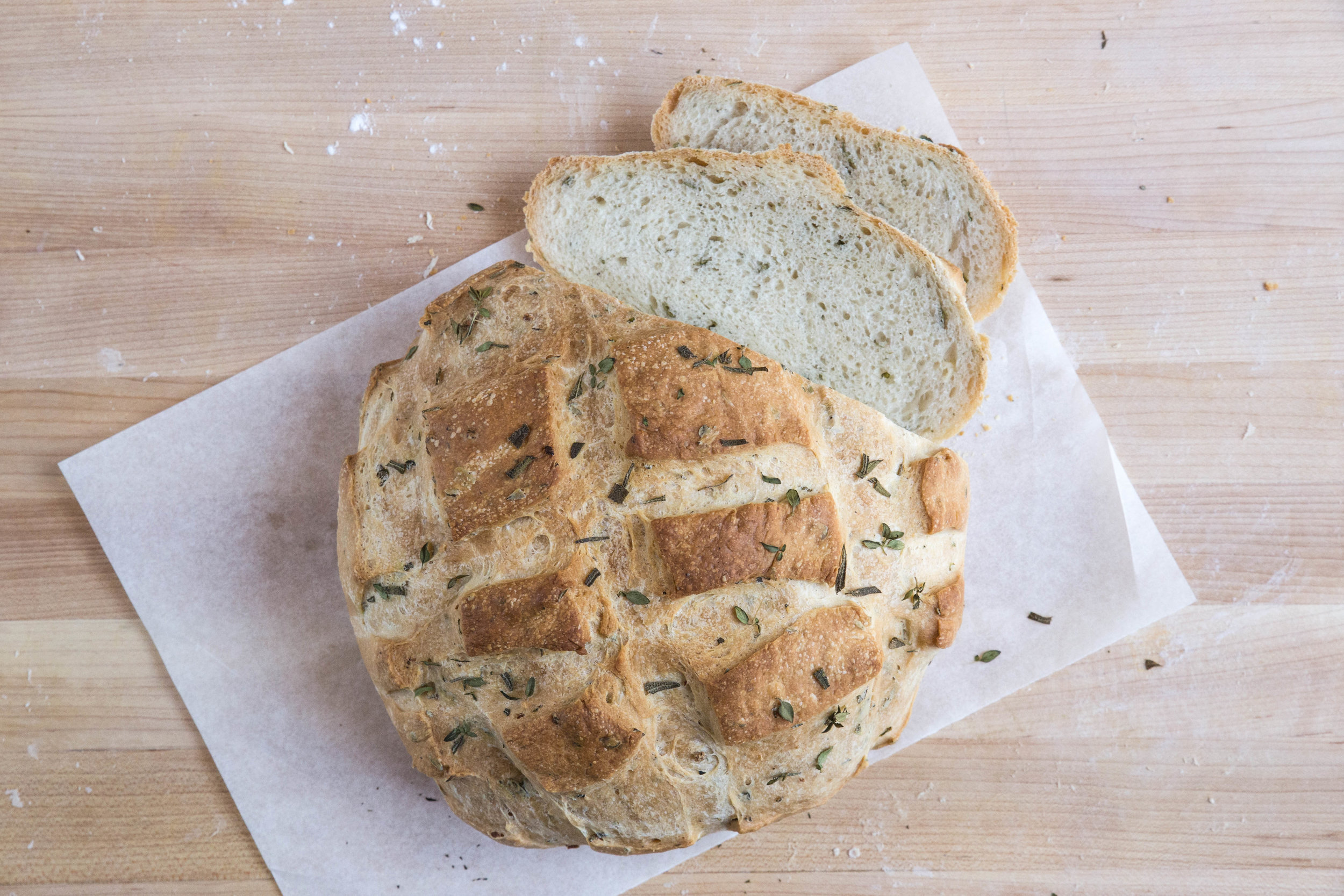 Слоеный хлеб рецепт. Хлеб ситный с изюмом. Хлеб с розмарином. Слоеный хлеб. Даргинский хлеб с ореховой травой.